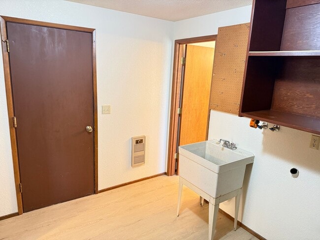 Building Photo - Well-kept house in desirable Thurston neighborhood!