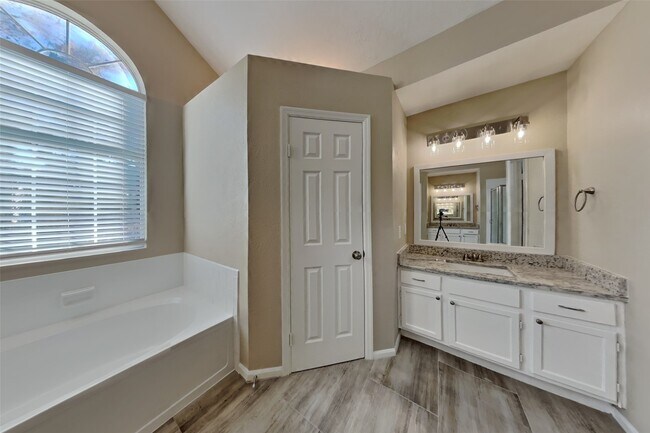 Building Photo - 16923 Poplar Hill St