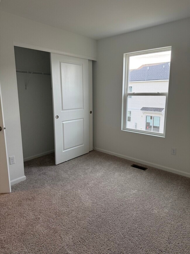 Building Photo - 302 Kingsport Dr