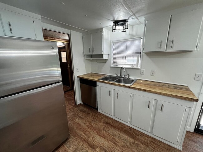 Building Photo - Newly Renovated Small 2BR w/Den Guest House