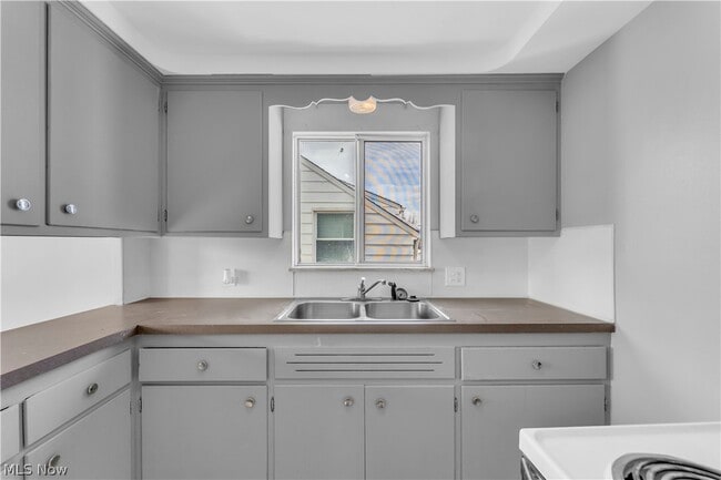 Building Photo - 10725 Vernon Ave