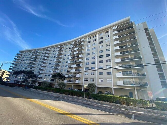 Building Photo - 401 Golden Isles Dr