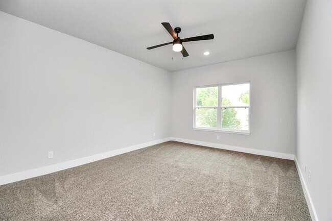 Building Photo - 3814 Lakewood Dr