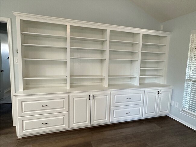 Building Photo - 15711 4 Leaf Dr