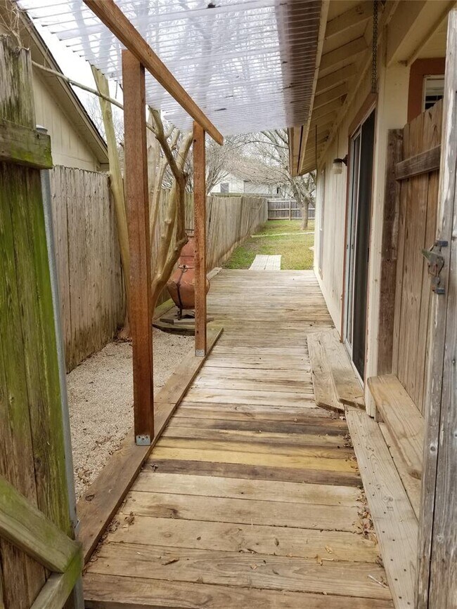 Building Photo - 740 Simonetti Dr