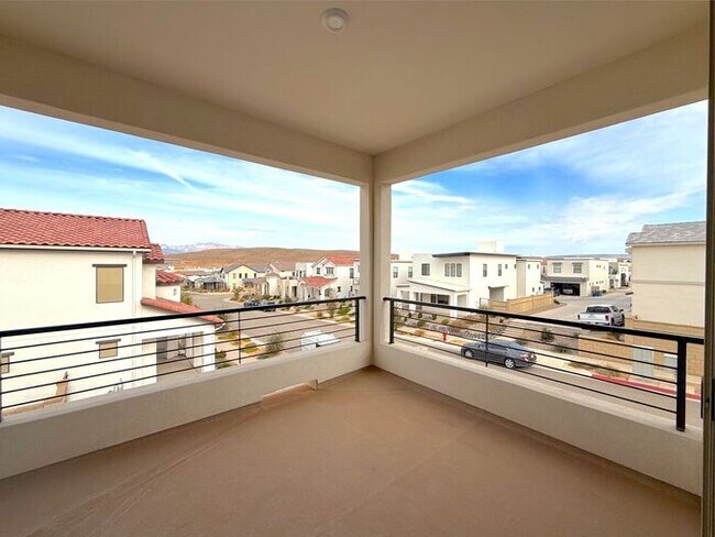 Building Photo - Desert Color Condo 3 bd, 2.5 bt, Extra Large 2 Car Garage Home