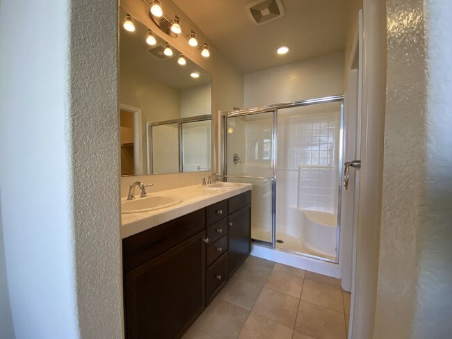 Building Photo - 2bd/2.5ba Townhouse with A/C in San Elijo ...