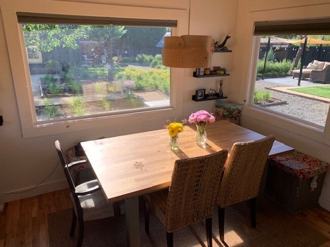 Building Photo - 3 Bed 2 Bath Single level Fenced