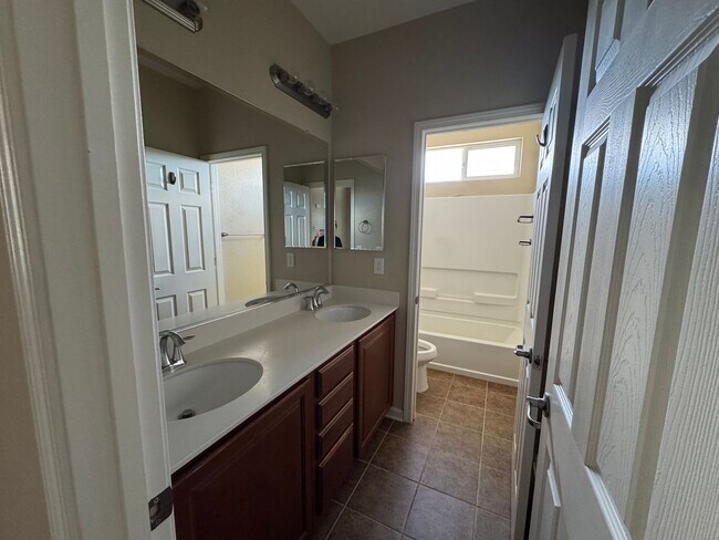 Building Photo - Large Wingfield Springs Home in cul-de-sac...