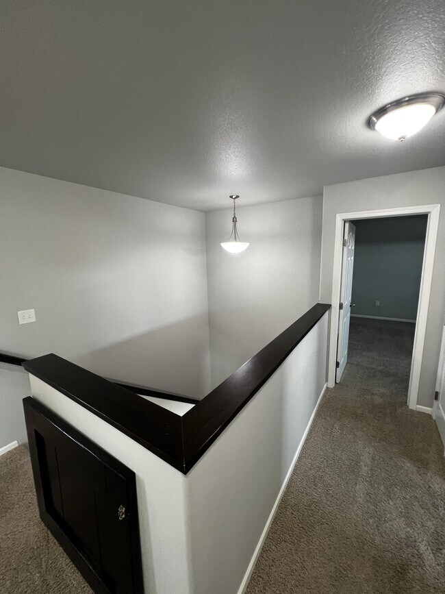 Building Photo - 837 Albert Dr W