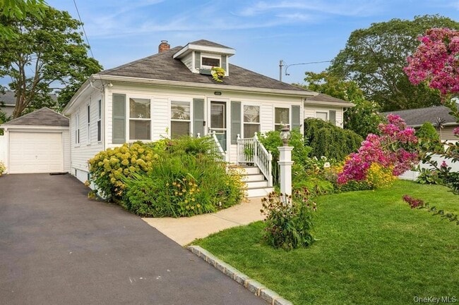 Building Photo - 109 Roosevelt Ave