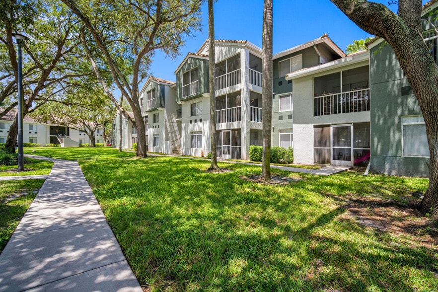 Primary Photo - Solara At Wellington