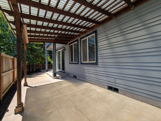 Building Photo - Beautiful 3-Bedroom, 2-Bath Home In The Barger Area of Eugene