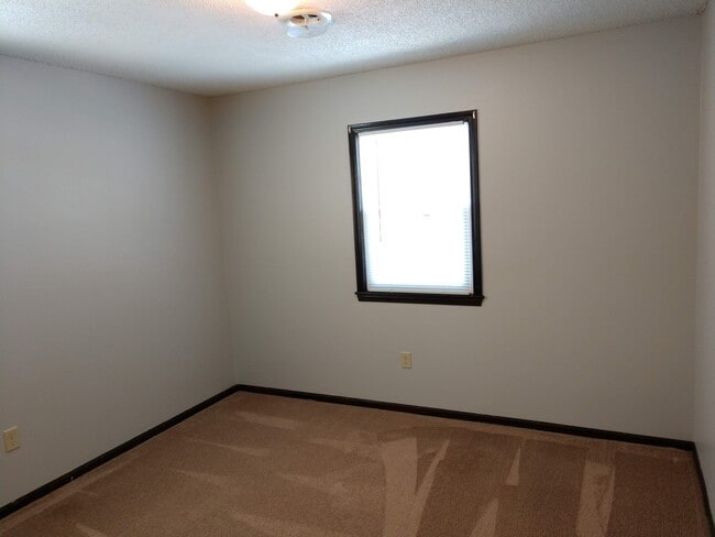 Building Photo - 2 Bedroom Duplex located on East Side of MHK!