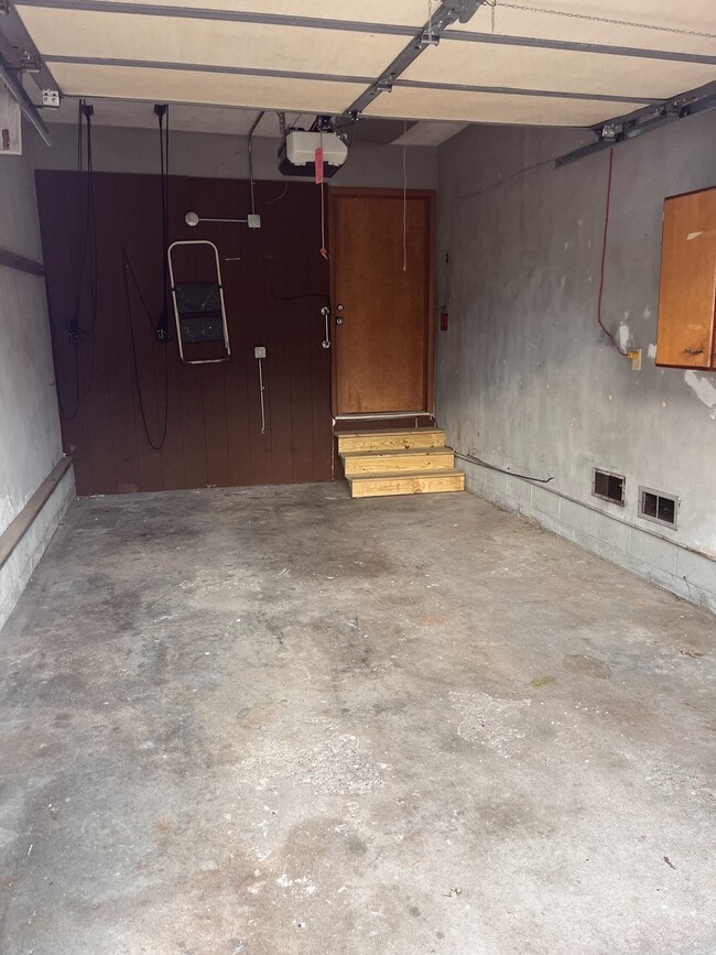 Building Photo - 6 Riverview Ln