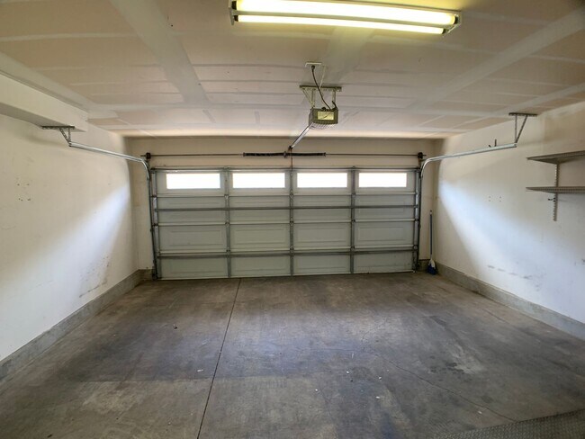 Building Photo - 3 bedrooms with A/C & 2 car garage in Ewa Beach (Spinnaker Place Townhome)! First showing is 12/1...