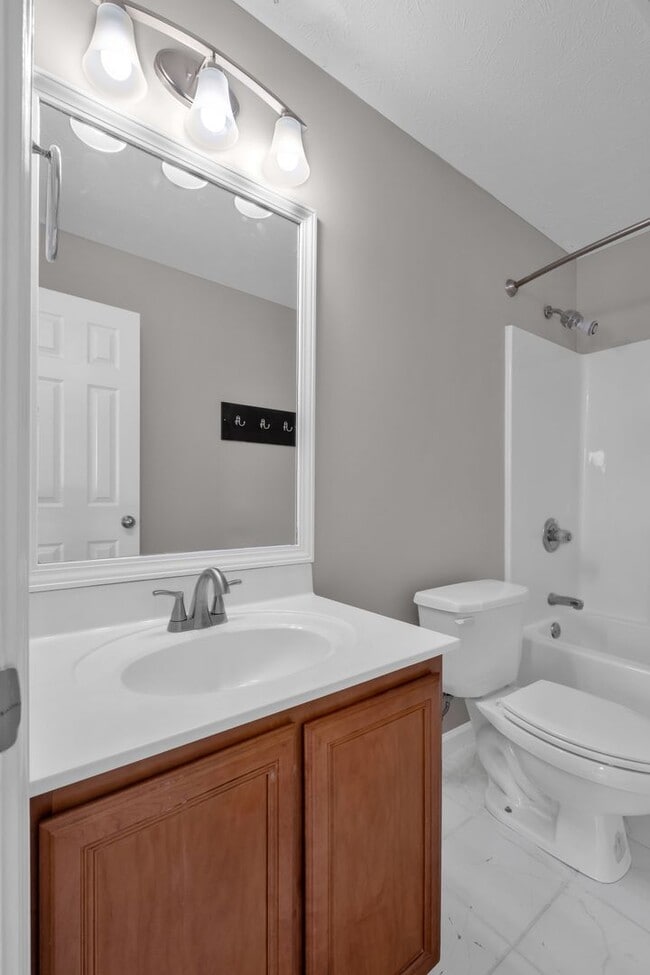 Building Photo - Donelson townhouse, 2 minutes from the lak...