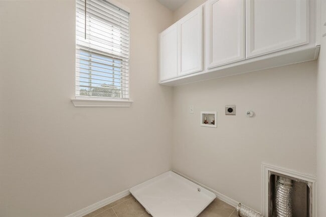 Building Photo - 700 W 6th St