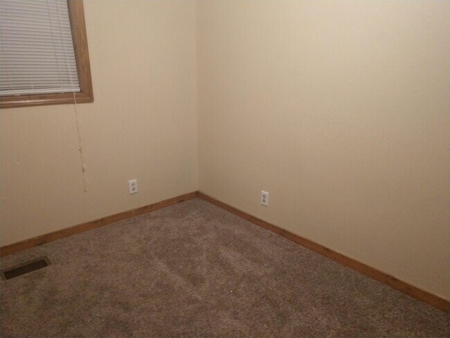 Building Photo - 1321 W Sample St