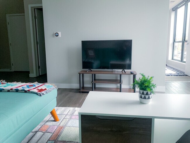 Building Photo - 1400 E Walnut St