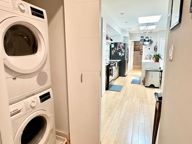 Building Photo - 2 Bedroom with Parking and Pets Welcome!