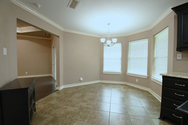 Building Photo - Lovely 4 Bedroom 2 Bath in Flint!