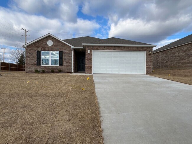 Building Photo - **St Patrick's Day Deal!** NEWER Three Bed...