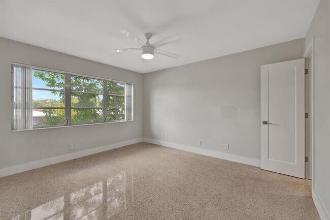 Building Photo - 2190 NE 51st Ct