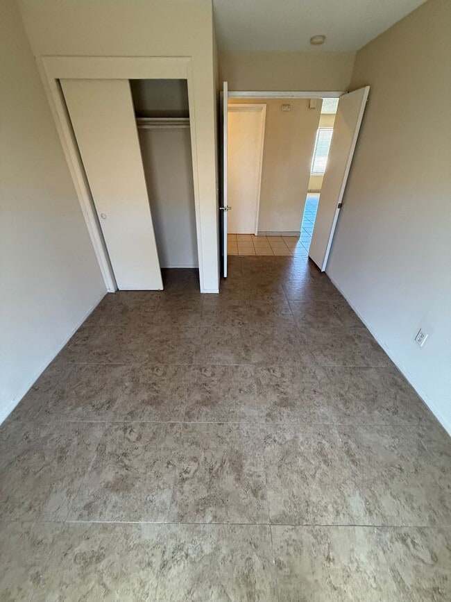 Building Photo - 3 Bed 2 bath in Southwest Bakersfield