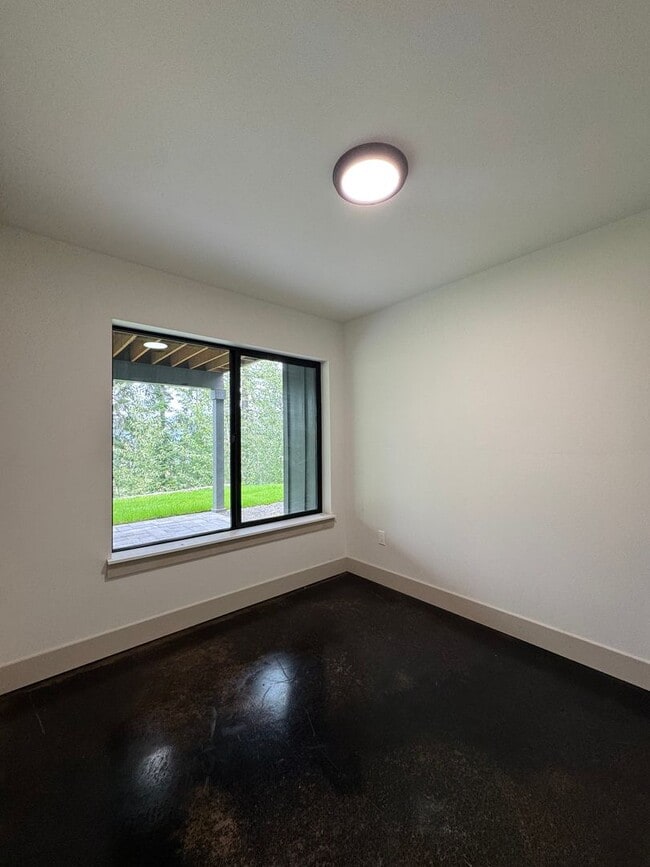 Building Photo - Luxury Rural Home Close to Town for Lease