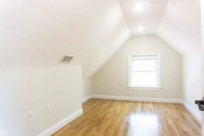 Building Photo - 9/1 - No Fee! Renovated 3BR/2BA w/laundry in unit