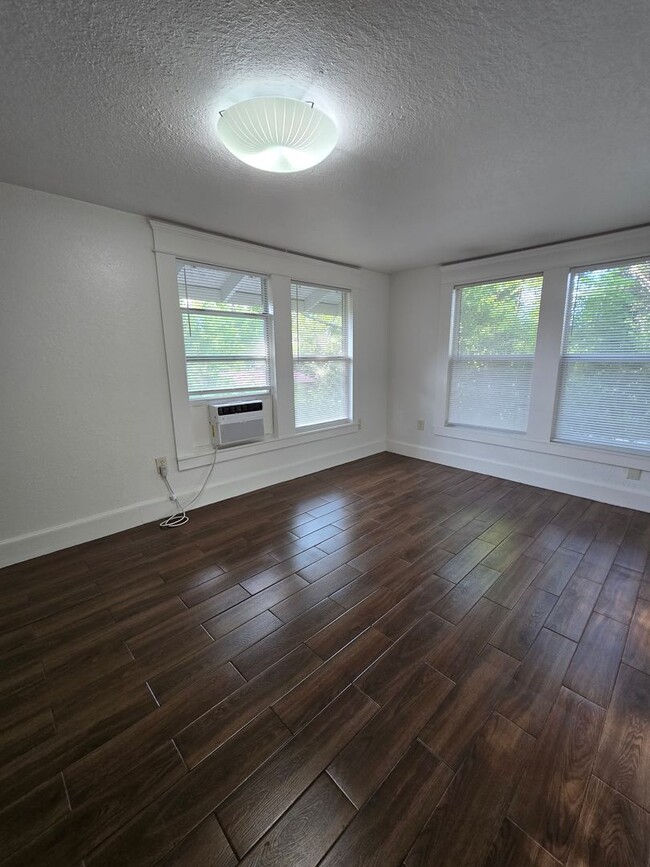 Building Photo - CHARMING 2 BEDROOM, 1 BATH HOME WITH SPACIOULS COURTYARD