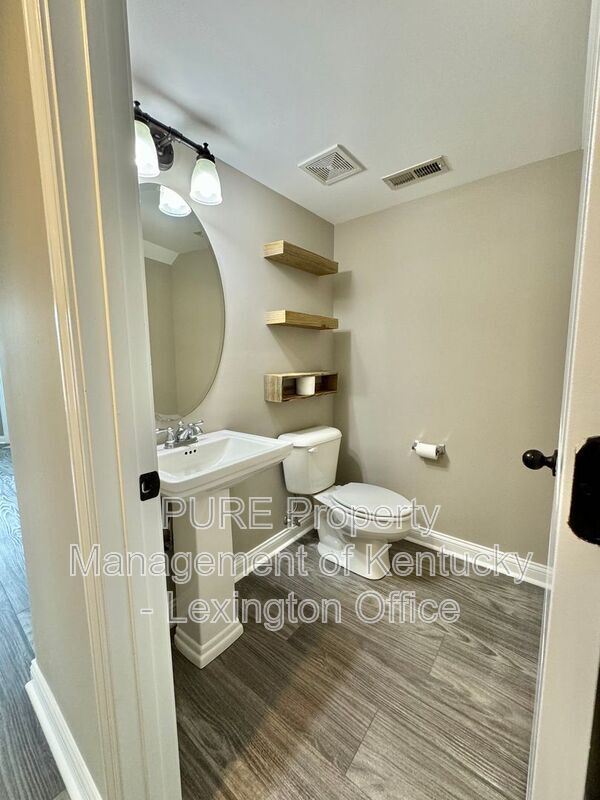 Building Photo - 2056 Drummond Dr