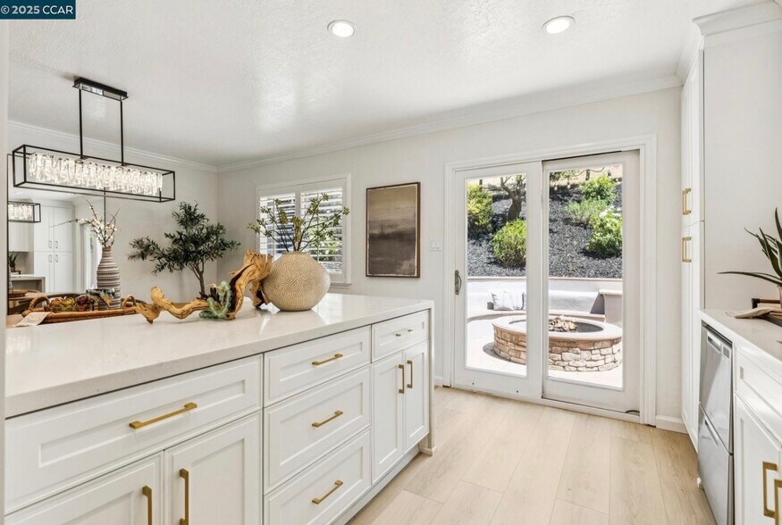 Building Photo - 1600 Springbrook Rd