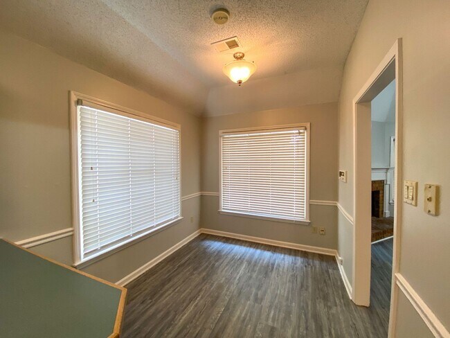 Building Photo - 3 bed 2 bath in Cordova w/ nearly 1800 Sq ft