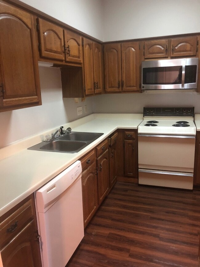 Building Photo - UT PRE-LEASE: 2 bed/2 bath West Campus Condo with cathedral ceilings, washer/dryer, 2 RSVD Pkg, B...