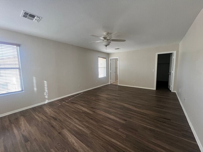 Building Photo - Highly desirable Spectrum community! Showi...