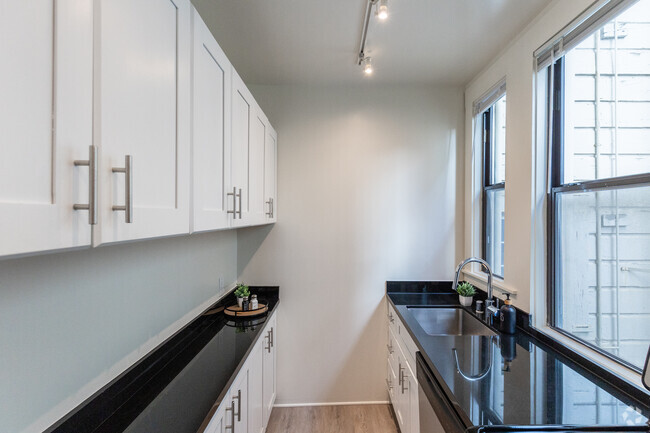 2BR, 2BA - 700SF (3rd Floor) - 3201 Washington