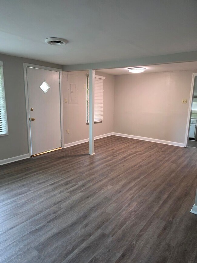 Building Photo - 3 bedroom 1.5 bath with 2-car garage