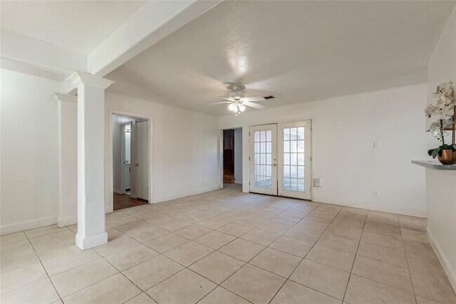 Building Photo - 2720 Blueberry Ln
