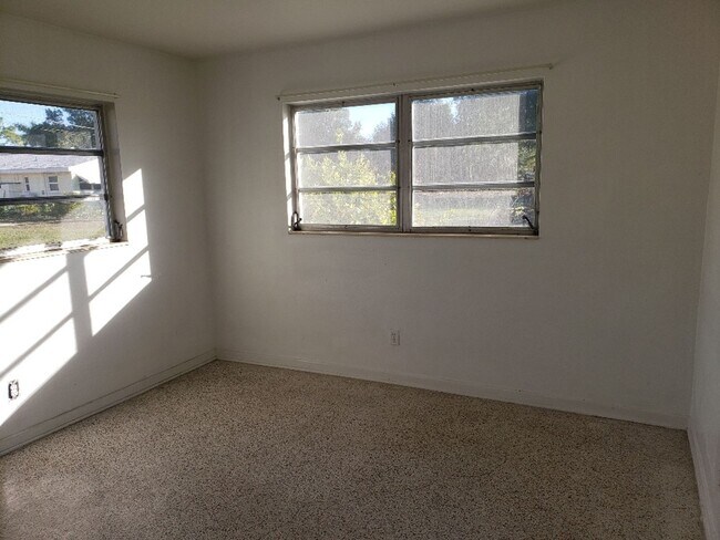 Building Photo - WR-2 Bliss Duplex