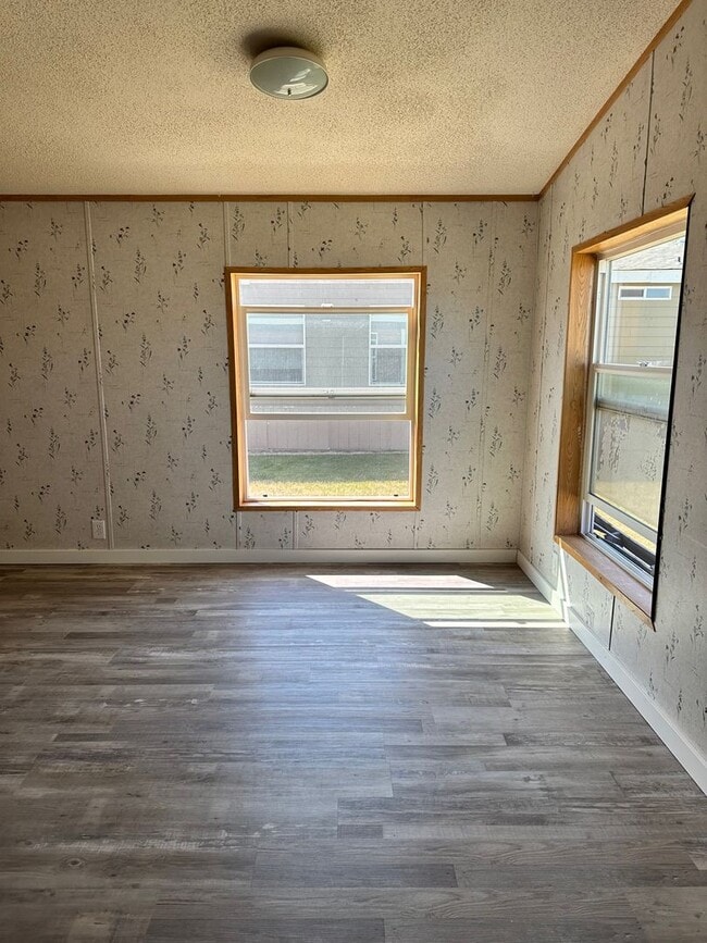 Building Photo - Centrally Located 3 BD 2 BA Modular Home