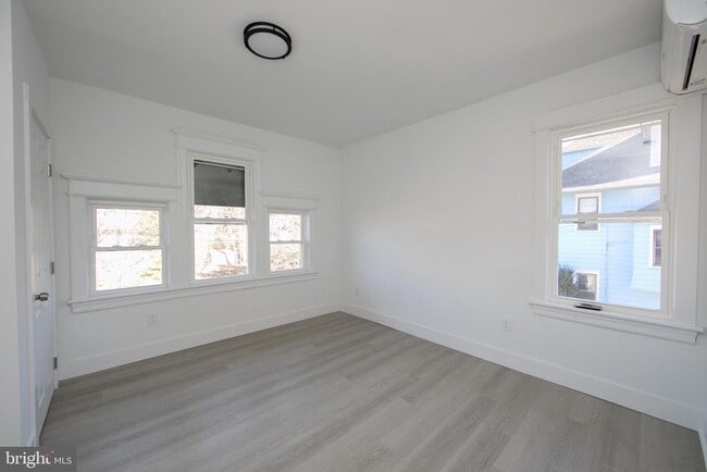 Building Photo - 1112 Collings Ave