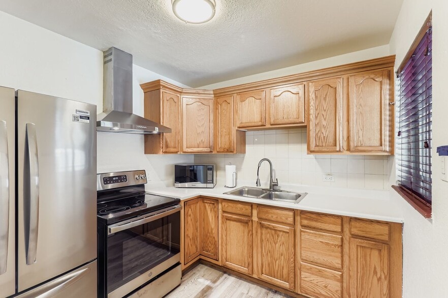 Kitchen - 3540 Newport St