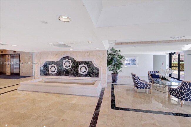 Building Photo - 2625 Collins Ave