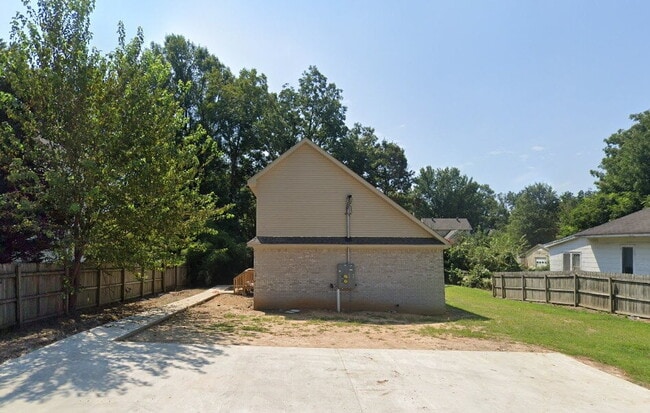 Building Photo - "Charming 3-Bedroom Haven with 2.5 Baths in the Heart of Jonesboro – 1,000 Sq Ft of Comfort at 51...