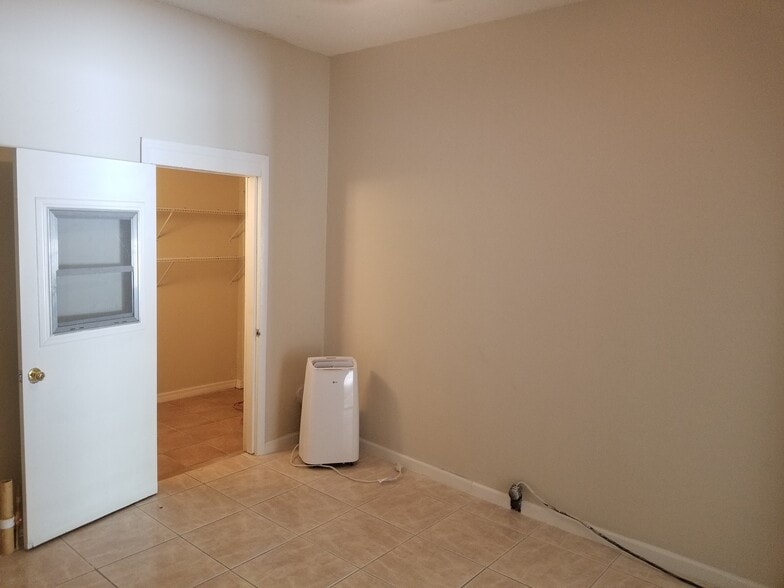 main bedroom - 911 W Portage St