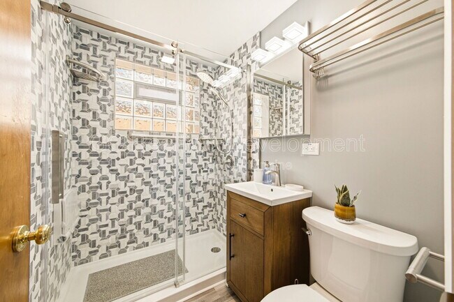 Building Photo - 5144 S Melvina Ave