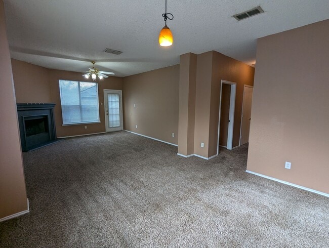 Building Photo - 3 Bedroom Home in West Fort Worth
