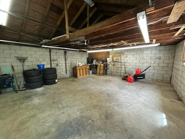 Building Photo - 115 Phelps Rd